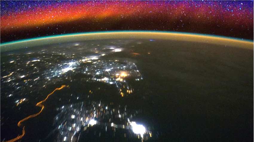 美国太空网站：天空不只是蓝色——气辉还使它变成绿色、黄色和红色