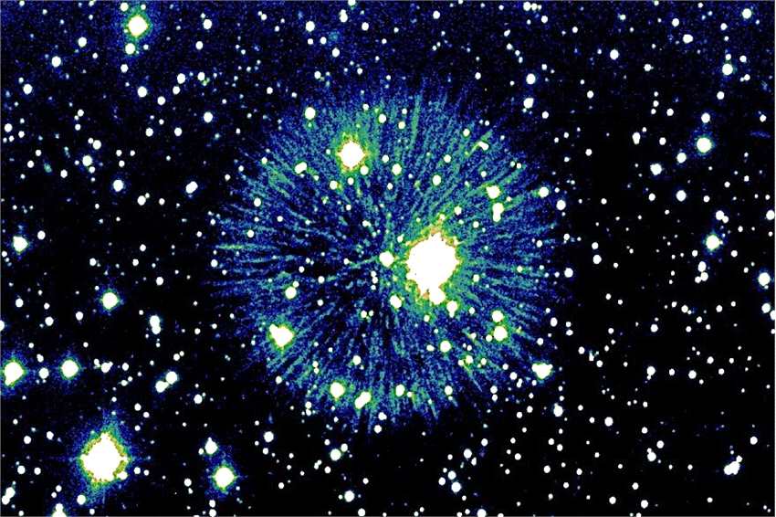 星云Pa 30不寻常的烟花状结构可能是850年前仙后座两颗垂死恒星合并的结果