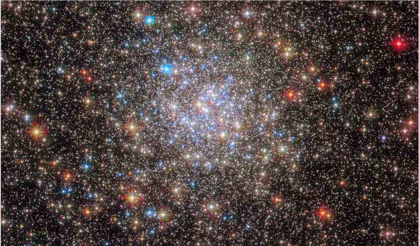 哈勃太空望远镜拍摄的银河系球状星团NGC 6355图像