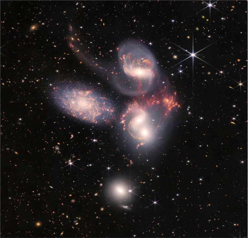 詹姆斯·韦伯望远镜观测到入侵星系NGC 731b与史蒂芬五重星系碰撞产生巨大太空冲击波