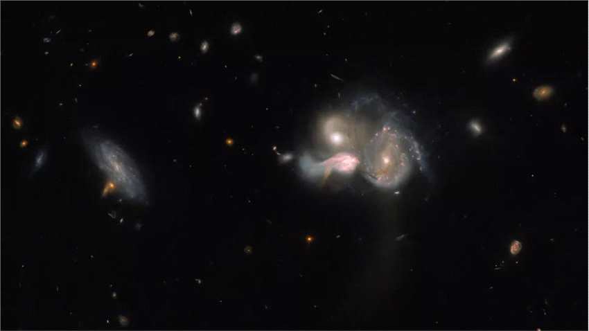 哈勃太空望远镜在博尔特星座发现三个即将碰撞的星系SDSSCGB 10189