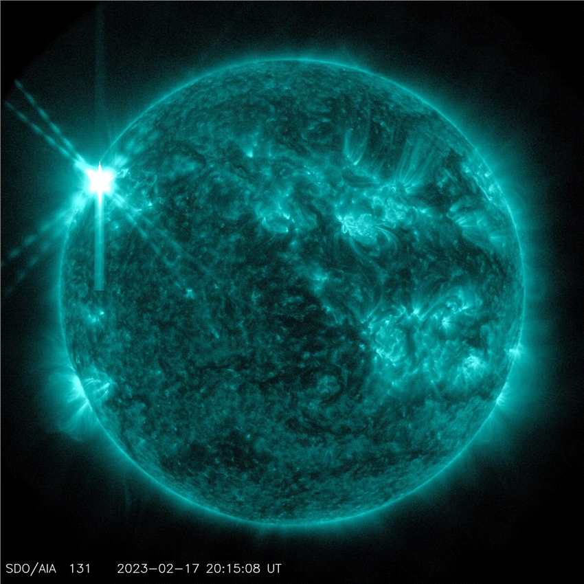 太阳释放强烈的太阳耀斑