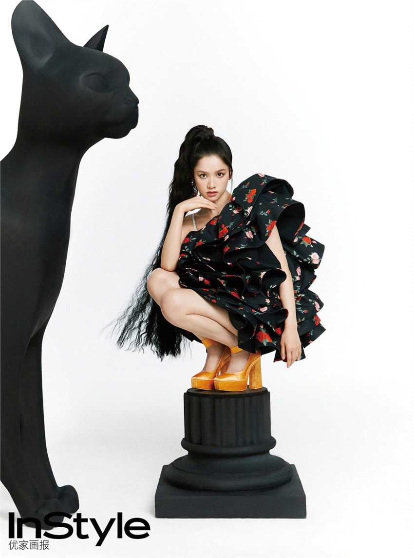 张婧仪时尚大片释出 骑黑猫雕塑诠释野性自在风格
