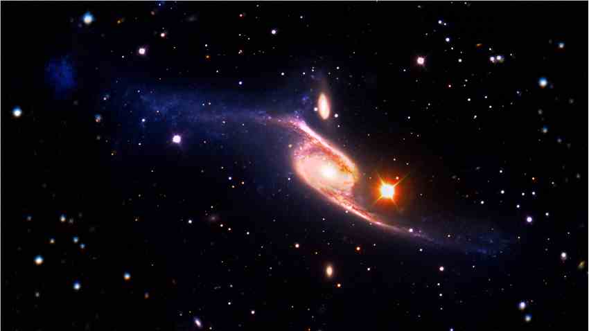 巨型棒状螺旋星系NGC 6872的合成图像