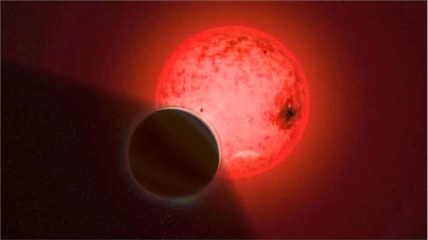 一颗巨大的气态行星围绕一颗小红矮星TOI-5205运行
