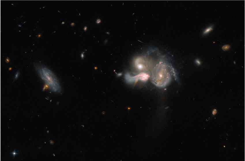 SDSSCGB 10189：合并星系三重奏