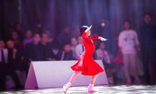 孙俪分享女儿跳拉丁舞照片 穿红色丝绒裙特别有