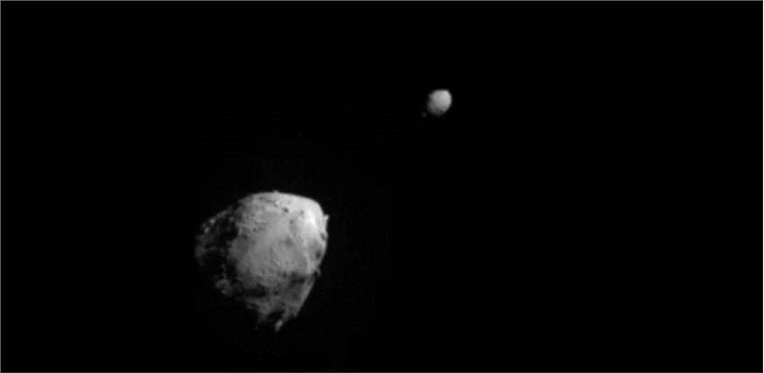 小行星Didymos正在向太空中喷射岩石