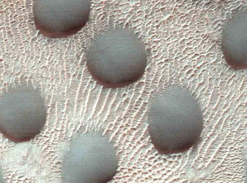 美国宇航局HiRISE相机拍摄的这些照片中展示了火星上奇怪的圆形沙丘