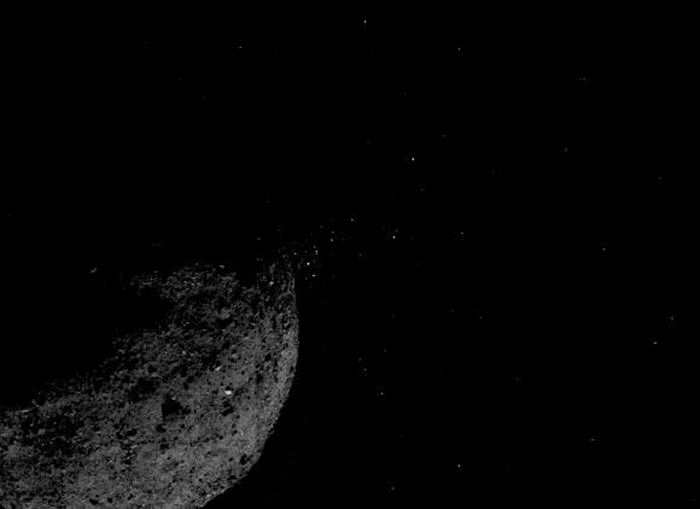 小行星Didymos正在向太空中喷射岩石