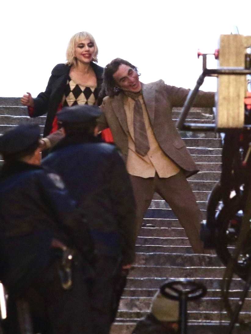 《小丑2》全新片场照曝光 哈莉奎茵与小丑激情表演