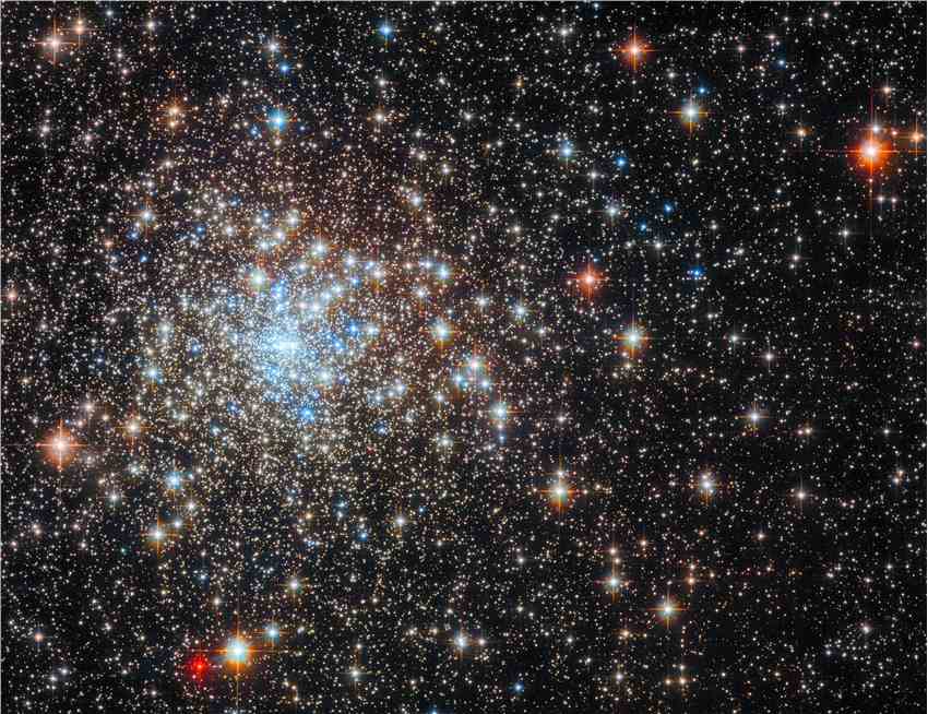哈勃太空望远镜拍摄的蛇夫座球状星团NGC 6325