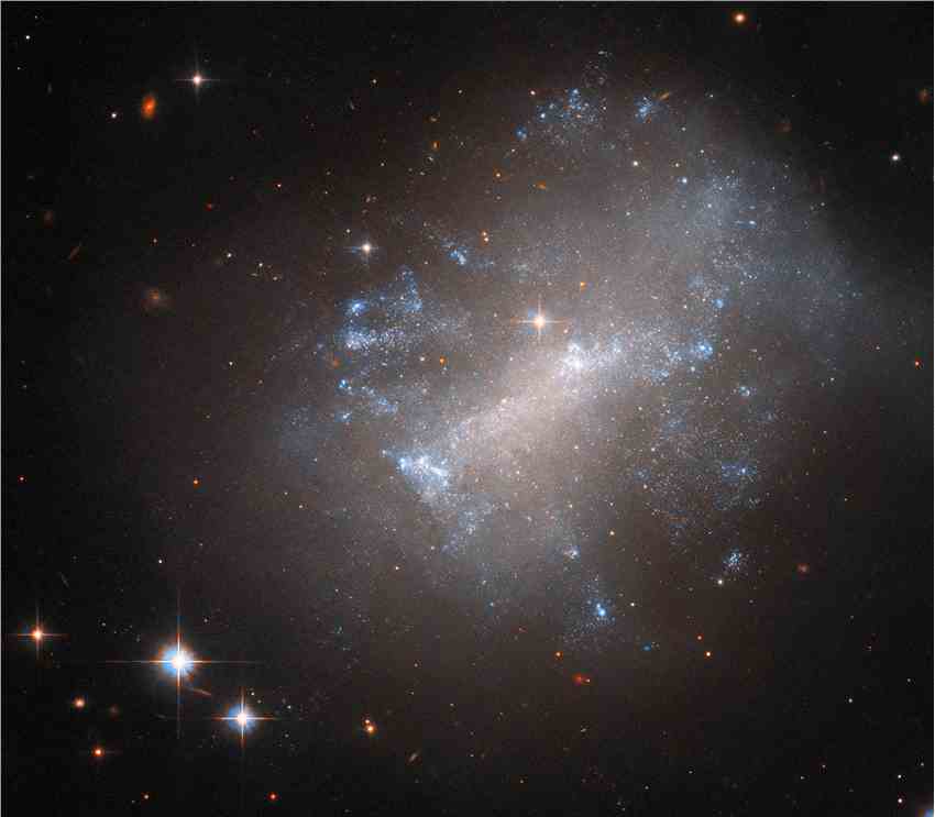 哈勃太空望远镜捕捉到一个翻滚的不规则星系NGC 7292