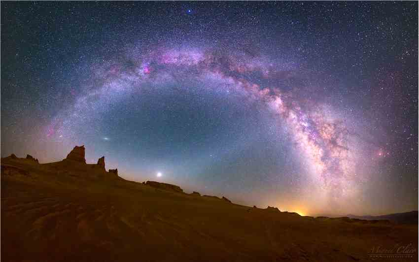 伊朗克尔曼的鲁特沙漠银河系像烟花一样闪闪发光
