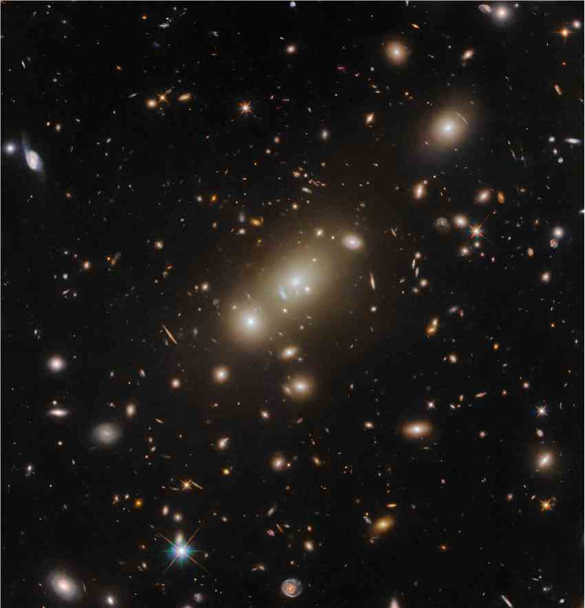 哈勃太空望远镜拍摄了一个星系博物馆，其中一些被引力扭曲了