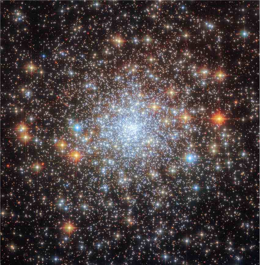 哈勃太空望远镜拍摄的球状星团NGC 6652
