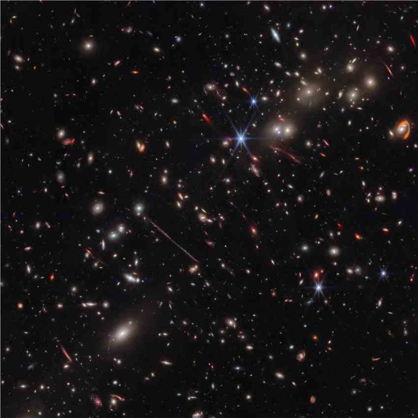 詹姆斯·韦伯太空望远镜拍摄“El Gordo”星系团中的重力弧