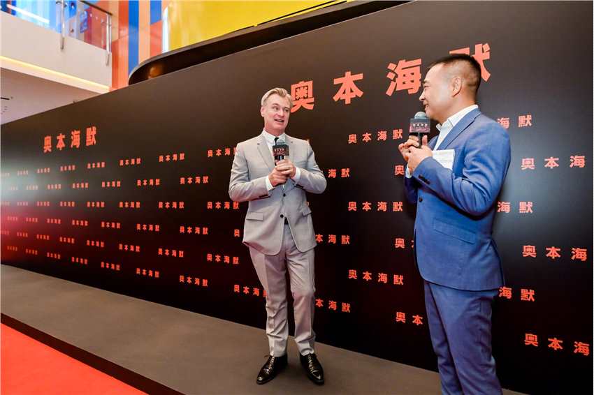 诺兰亮相《奥本海默》中国首映礼红毯 和影迷亲切互动
