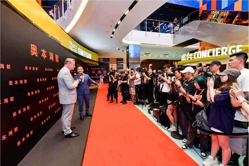 诺兰亮相《奥本海默》中国首映礼红毯 和影迷亲切互动