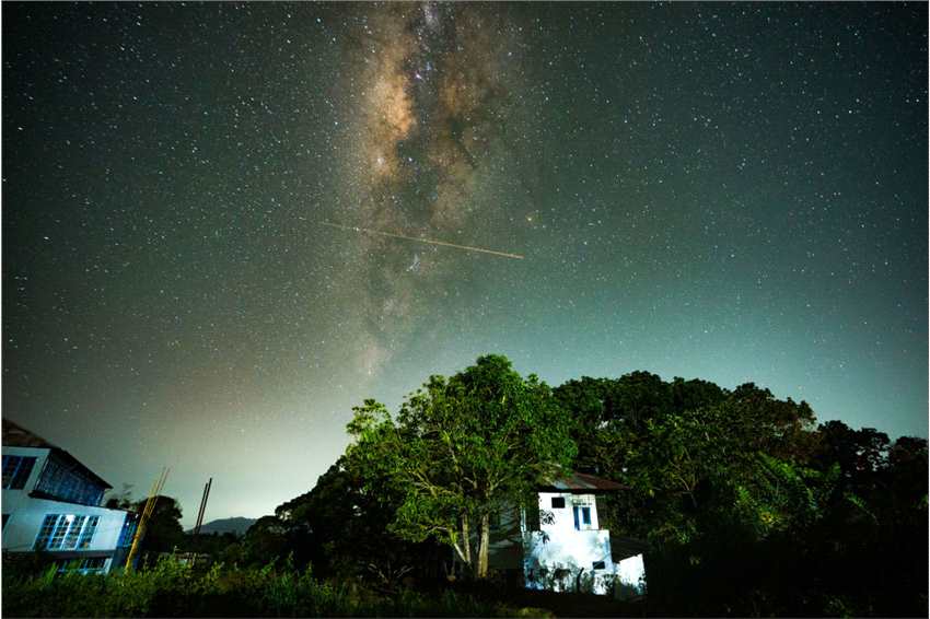 2023年8月的英仙座流星雨让全世界的观星者兴奋不已，看到他们拍摄的惊艳照片