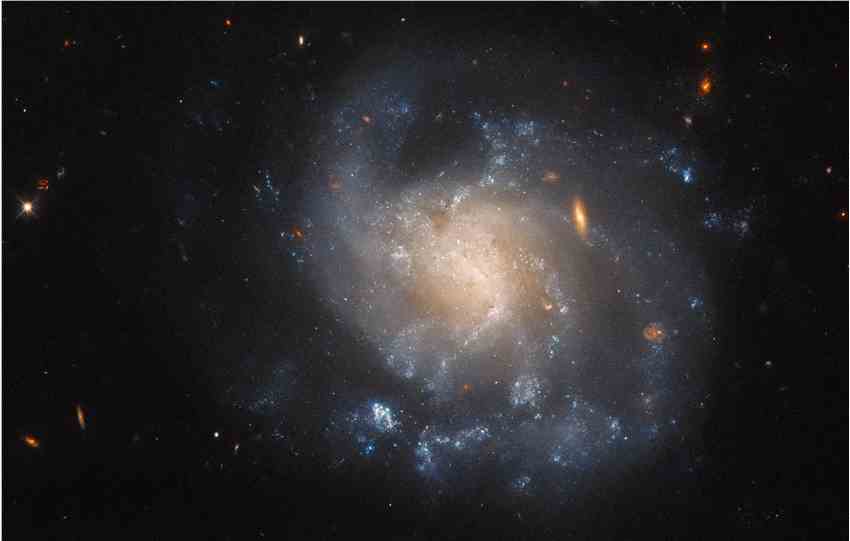 哈勃太空望远镜拍摄的IC 1776星系