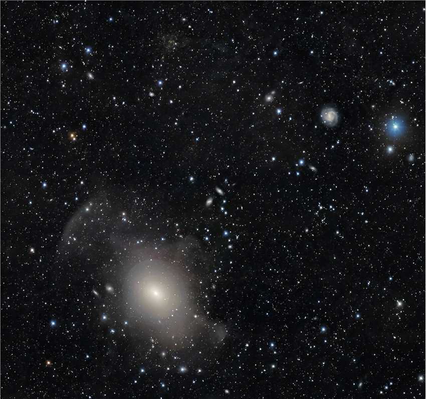 DECam捕捉到了NGC 3923壳状星系惊人的岩层和附近的引力透镜
