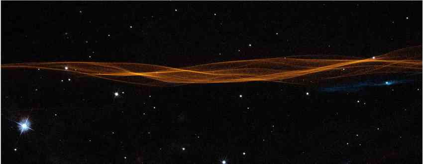哈勃太空望远镜捕捉到2万年前爆炸的超新星的残骸继续以极快的速度冲向太空