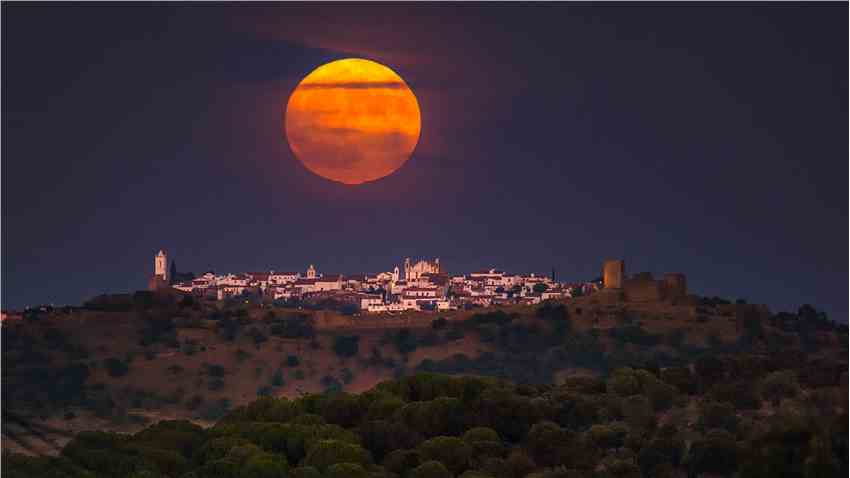 2023年的超级蓝月亮在葡萄牙蒙萨拉兹城堡上空升起