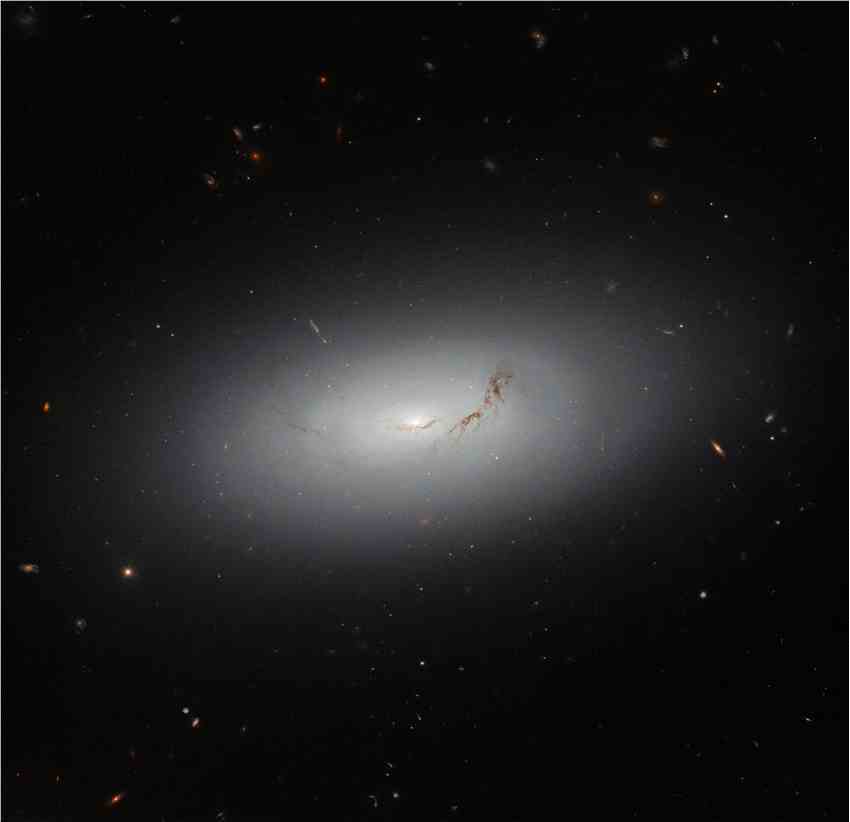 哈勃太空望远镜梦幻般的图像展示NGC 3156星系
