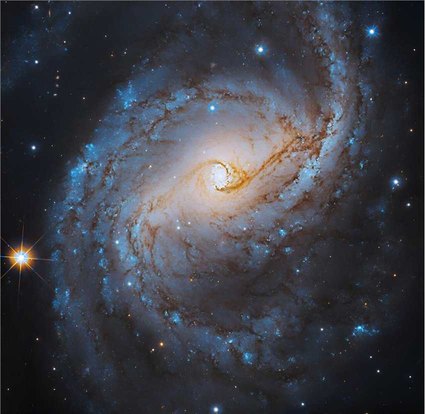 哈勃太空望远镜捕捉到螺旋星系NGC 6951