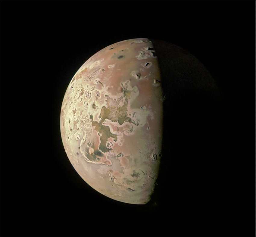 在新的朱诺探测器照片中，木星的火山卫星木卫一看起来令人惊叹