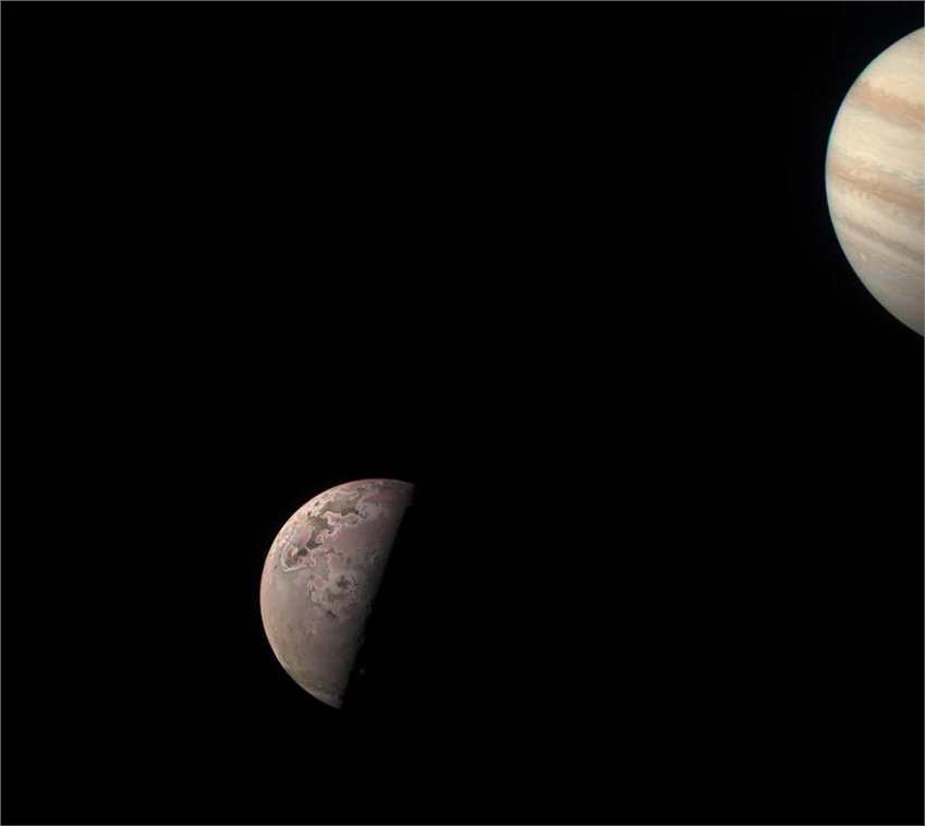 在新的朱诺探测器照片中，木星的火山卫星木卫一看起来令人惊叹