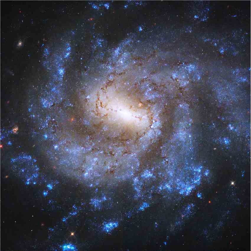 美国宇航局哈勃太空望远镜拍摄位于波江座的NGC 685