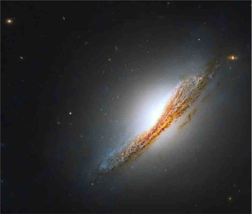 哈勃望远镜揭示了一个罕见的具有发光心脏的星系NGC 612