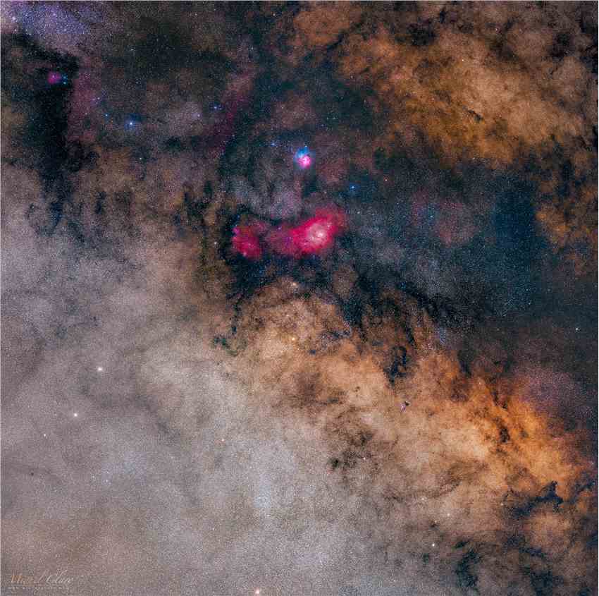 银河系布满灰尘的星系中心有一个超级奇怪的辉光