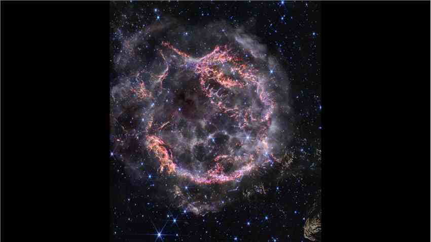 哈勃望远镜为我们呈现了一个耀眼的星空“雪花玻璃球”，正好赶上圣诞假期