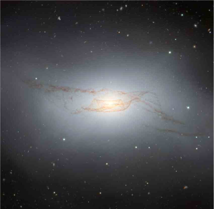双子座南方望远镜捕捉到透镜状星系NGC 4753扭曲的尘封磁盘，展示了过去合并的后果