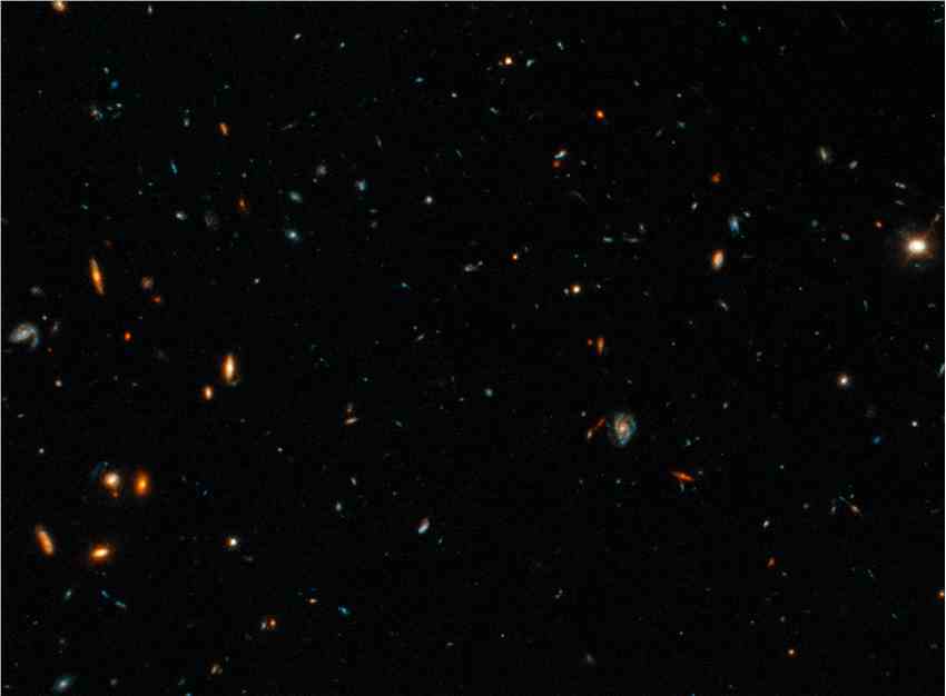 研究人员发现，已知最远的快速射电暴的“团块状”家园是七个星系的集合