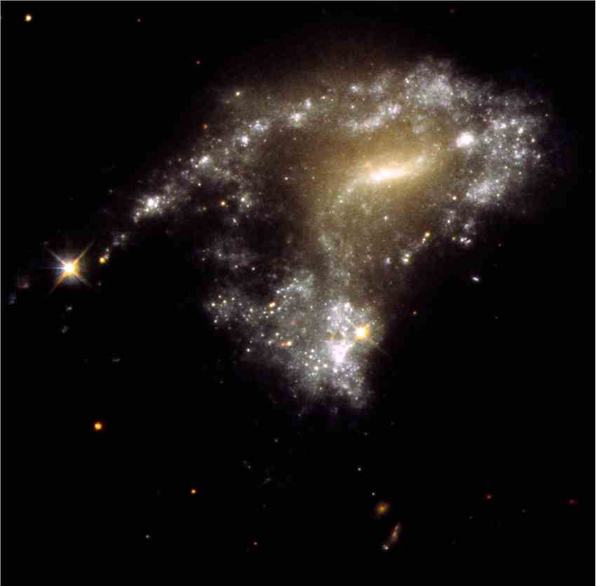 美国国家航空航天局的哈勃望远镜追踪星系碰撞中的“珍珠链”星团