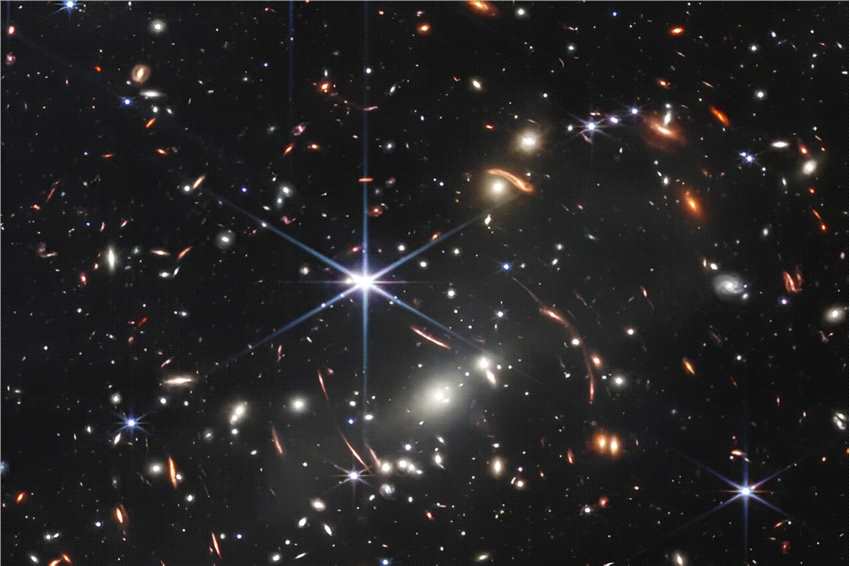 意想不到的超大质量星系的发现可能不会改写宇宙学，但仍留下疑问