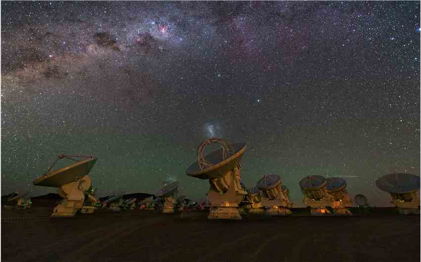 ALMA发现了宇宙不到10亿岁时一个类星体分子外流的影子