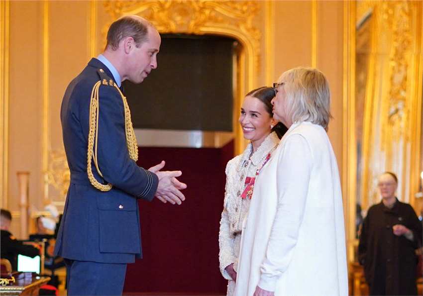 “龙妈”与母亲因慈善贡献 被授予大英帝国勋章