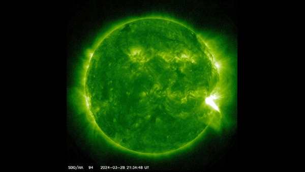 强大的X级太阳耀斑猛烈撞击地球，引发太