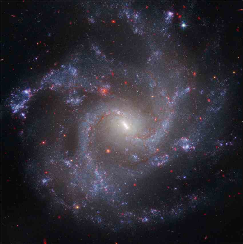 美国国家航空航天局的韦伯、哈勃望远镜证实了宇宙的膨胀率，困惑依然存在