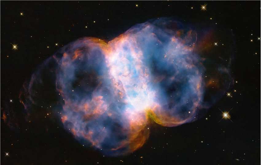 哈勃太空望远镜通过观察位于3400光年外北环极星座英仙座的小哑铃星云庆祝34周年