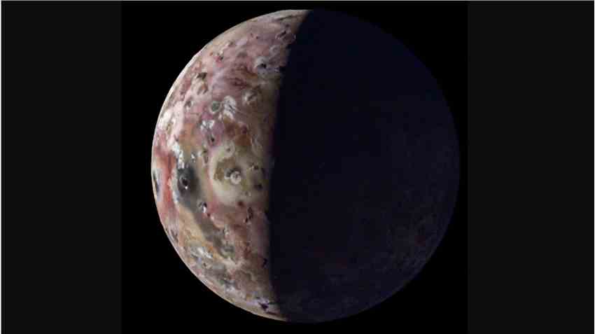 美国国家航空航天局的朱诺号探测器捕捉到了木星火山卫星木卫一的惊人景色