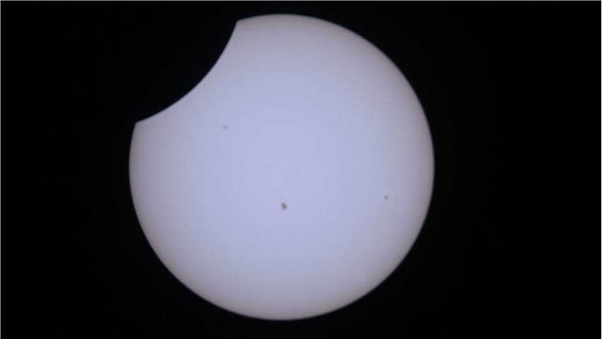 宇航员从地球轨道捕捉到4月8日的日食