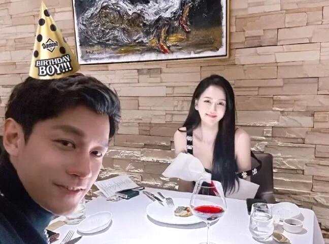 陈乔恩为老公Alan庆生 45岁的陈乔恩打扮精致