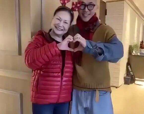 S妈回应具俊晔是否转让遗产：悲痛中 不要问