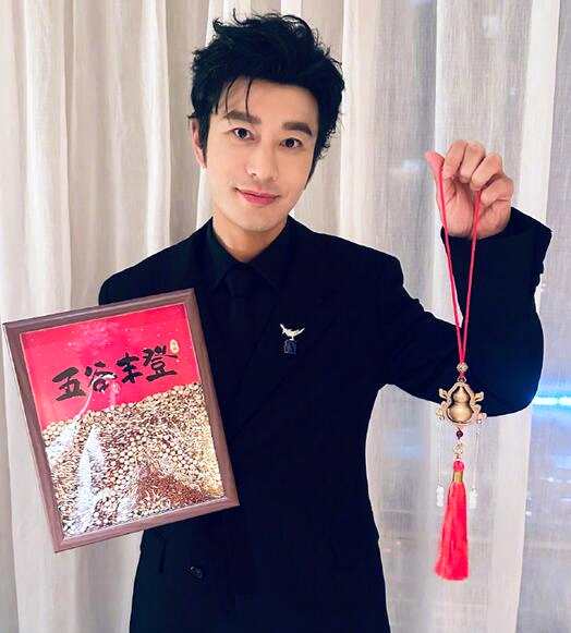 黄晓明在线辟谣“输了十个亿”:是欢乐豆吗?